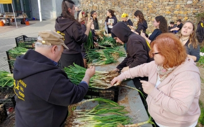 Preparació dels calçots a l'espai polivalent del Nord | Bruixes del Nord